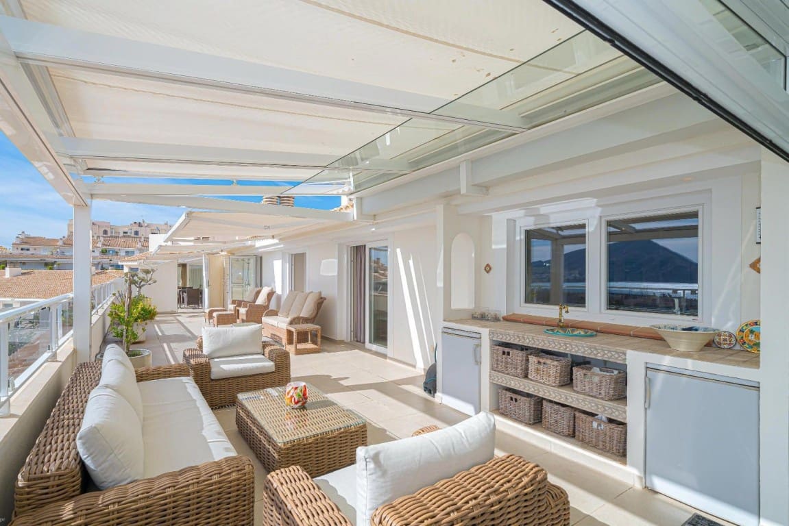2 bedroom Apartment for sale in Altea with pool - € 1,495,000 (Ref: 9826812)