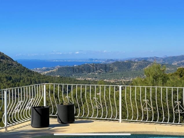Chalet de 3 habitaciones en Finestrat Pueblo, Finestrat en venta con piscina - 669.000 € (Ref: 9879804)