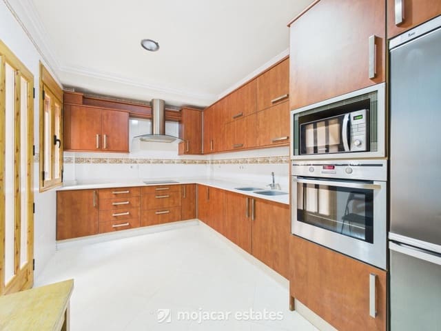 3 makuuhuone Omakotitalo myytävänä paikassa Zurgena - 165 000 € (Ref: 9451593)