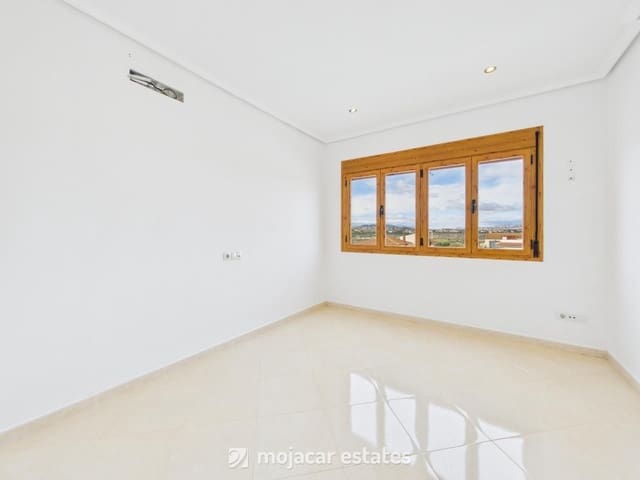 3 makuuhuone Omakotitalo myytävänä paikassa Zurgena - 165 000 € (Ref: 9451593)