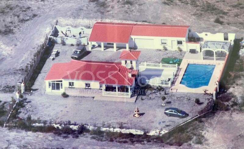 4 soveværelse Villa til salg i Huercal-Overa med swimmingpool - € 405.000 (Ref: 8530686)