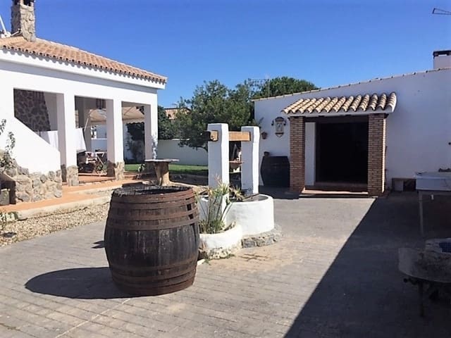 3 bedroom Villa for sale in Chiclana de la Frontera with pool - € 350,000 (Ref: 5605942)