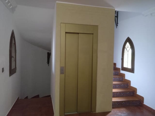 6 bedroom Villa for sale in Chiclana de la Frontera with pool garage - € 900,000 (Ref: 5970817)