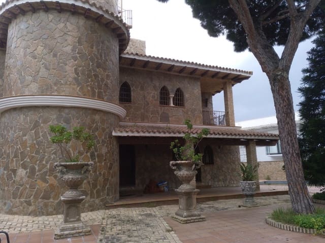 6 bedroom Villa for sale in Chiclana de la Frontera with pool garage - € 900,000 (Ref: 5970817)