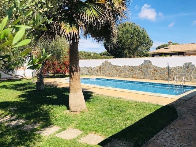 3 slaapkamer Villa voor vakantieverhuur in Chiclana de la Frontera met zwembad - € 1.700 (Ref: 6694186)