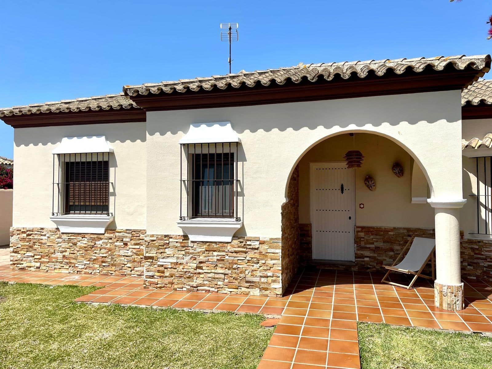 3 sypialnia Willa na kwatery wakacyjne w Chiclana de la Frontera z garażem - 2 000 € (Ref: 6733883)