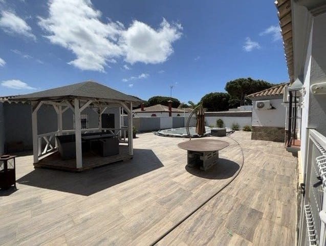 4 bedroom Villa for holiday rental in Chiclana de la Frontera with pool - € 2,250 (Ref: 6800500)