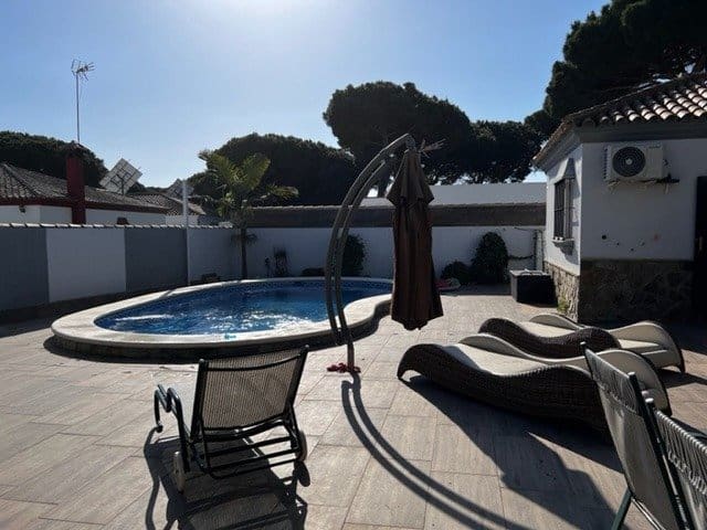 4 bedroom Villa for holiday rental in Chiclana de la Frontera with pool - € 2,250 (Ref: 6800500)