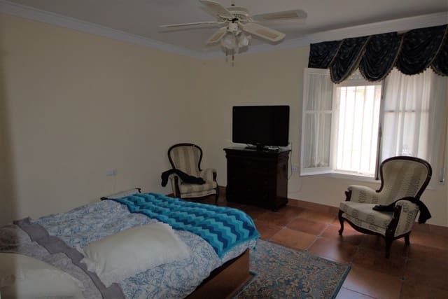 5 bedroom Villa for sale in Chiclana de la Frontera with pool garage - € 825,000 (Ref: 6932812)