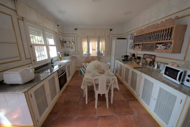 5 bedroom Villa for sale in Chiclana de la Frontera with pool garage - € 825,000 (Ref: 6932812)