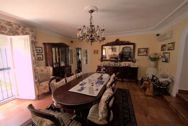 5 bedroom Villa for sale in Chiclana de la Frontera with pool garage - € 825,000 (Ref: 6932812)