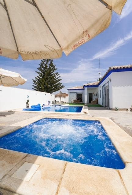 3 slaapkamer Villa voor vakantieverhuur in Chiclana de la Frontera met zwembad - € 1.600 (Ref: 7840803)