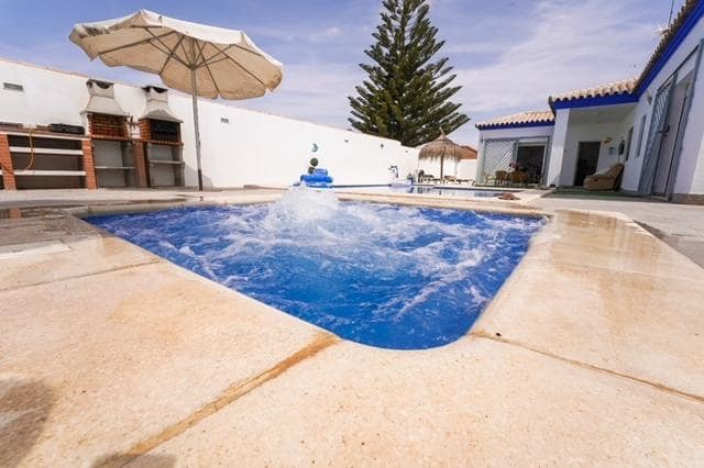 3 slaapkamer Villa voor vakantieverhuur in Chiclana de la Frontera met zwembad - € 1.600 (Ref: 7840803)