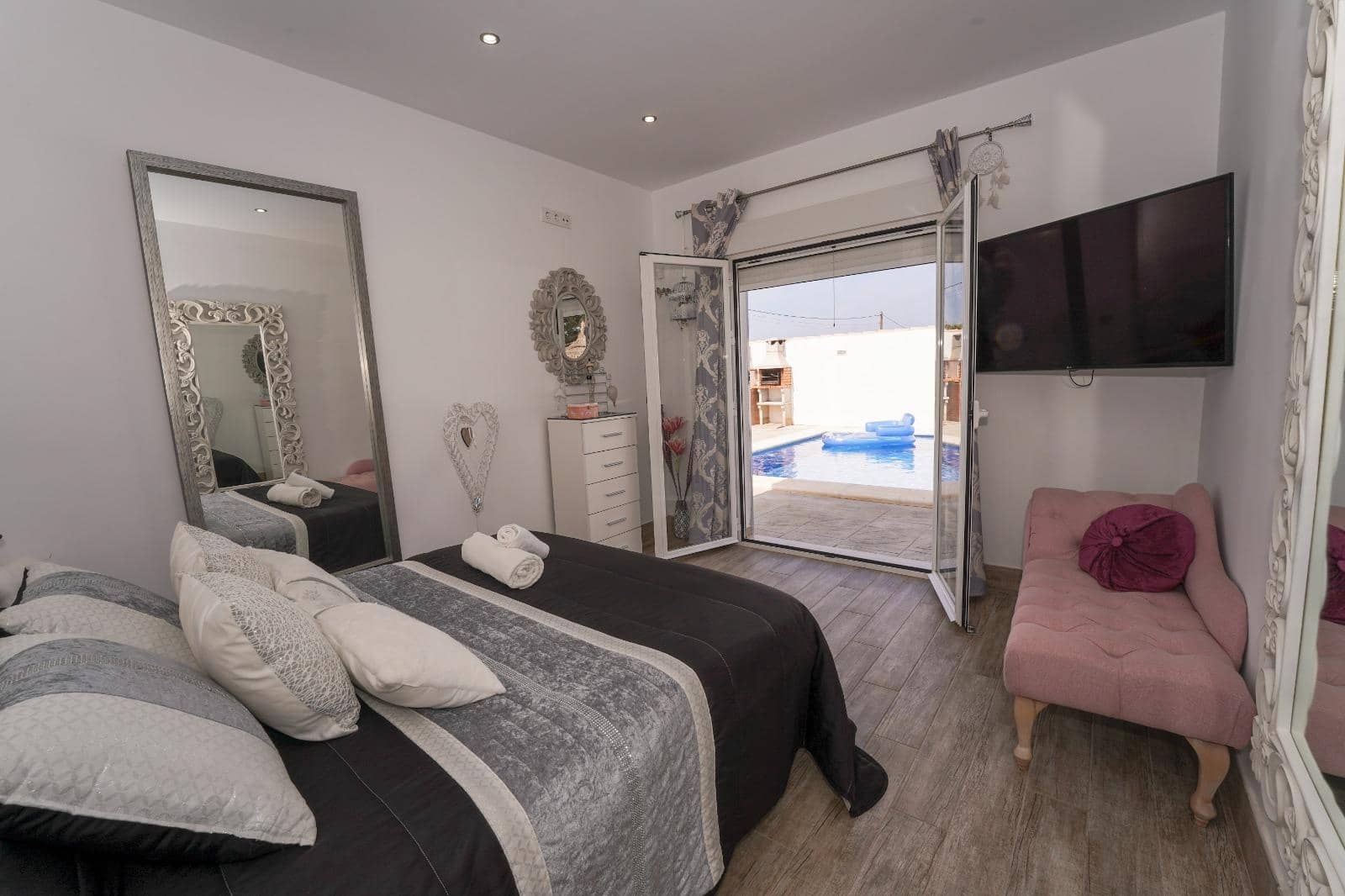 3 slaapkamer Villa voor vakantieverhuur in Chiclana de la Frontera met zwembad - € 1.600 (Ref: 7840803)