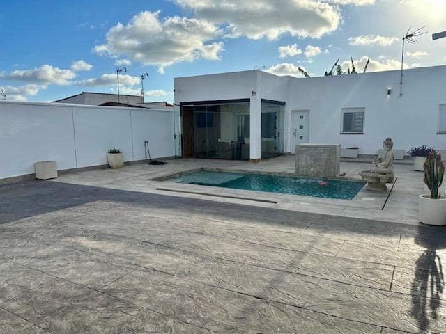 2 slaapkamer Villa te koop in Chiclana de la Frontera met zwembad garage - € 395.000 (Ref: 9154275)