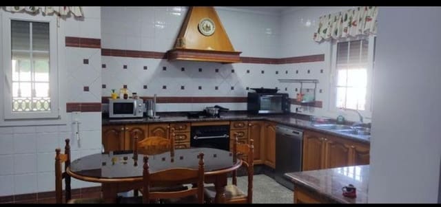 Chalet de 3 habitaciones en Chiclana de la Frontera en venta con piscina - 430.000 € (Ref: 9446611)