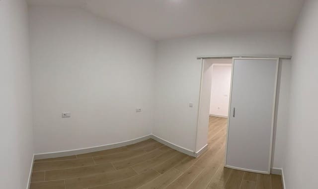 2 bedroom Flat for rent in Cádiz city - € 950 (Ref: 9656270)