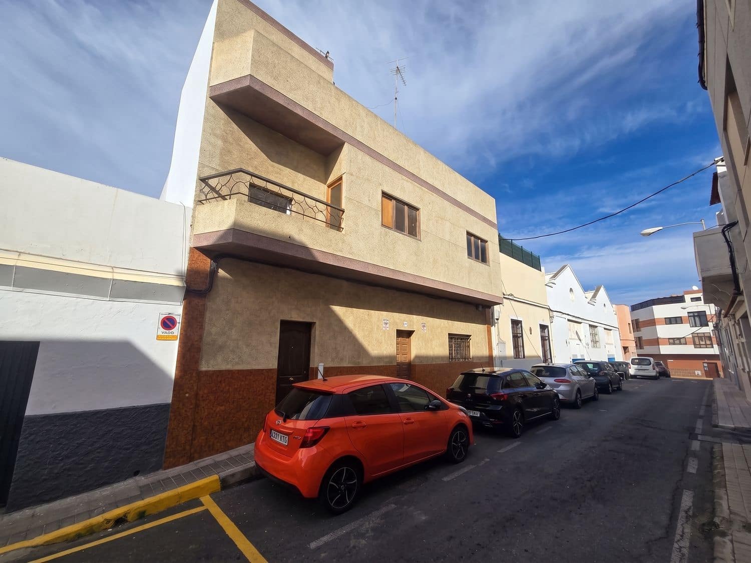 7 bedroom Townhouse for sale in Telde with garage - € 297,000 (Ref: 10025061)