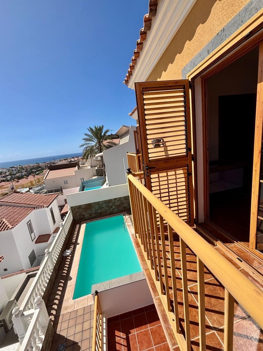 5 bedroom Villa for sale in Arguineguin with pool garage - € 1,100,000 (Ref: 10094070)