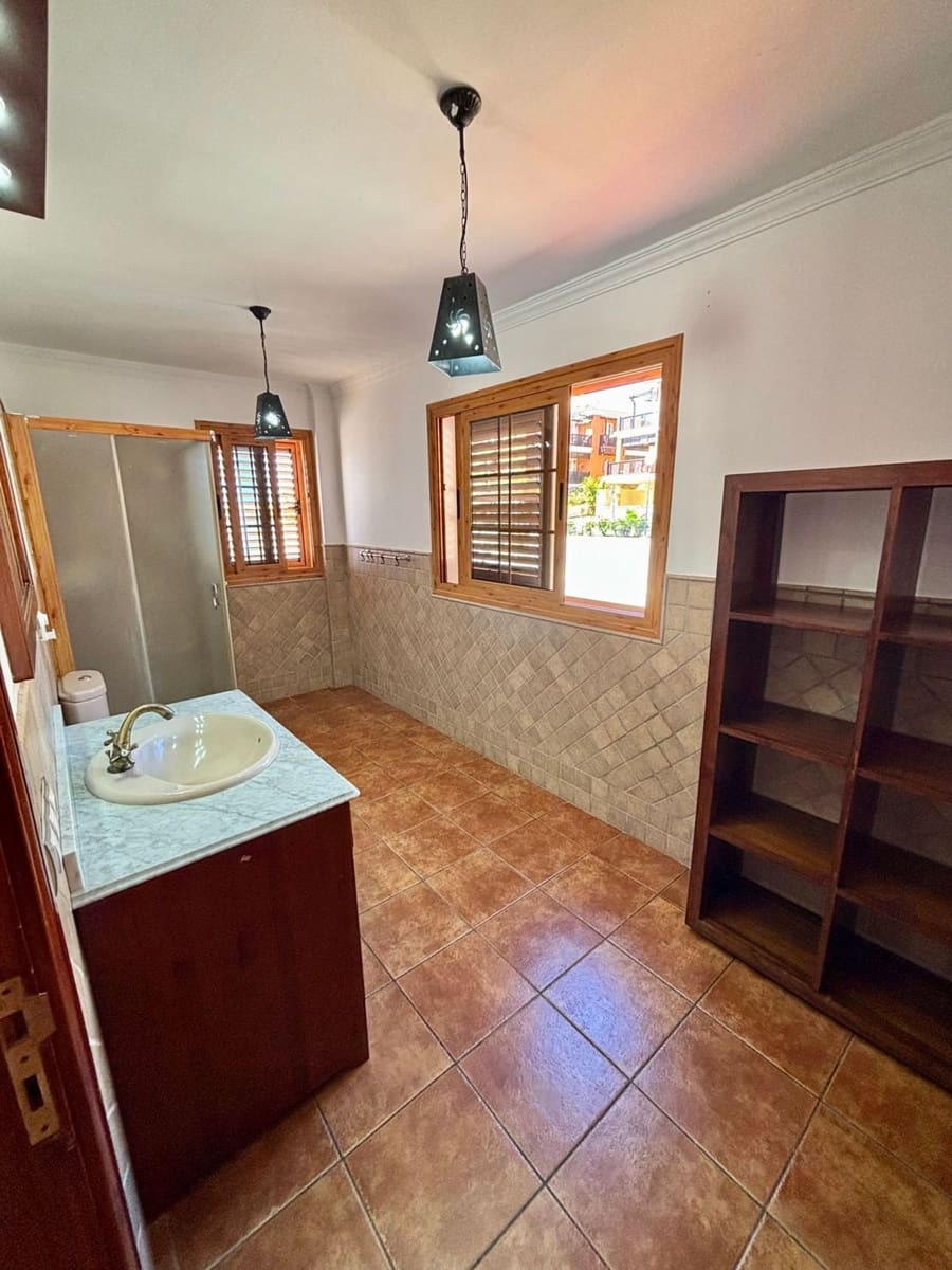5 bedroom Villa for sale in Arguineguin with pool garage - € 1,100,000 (Ref: 10094070)