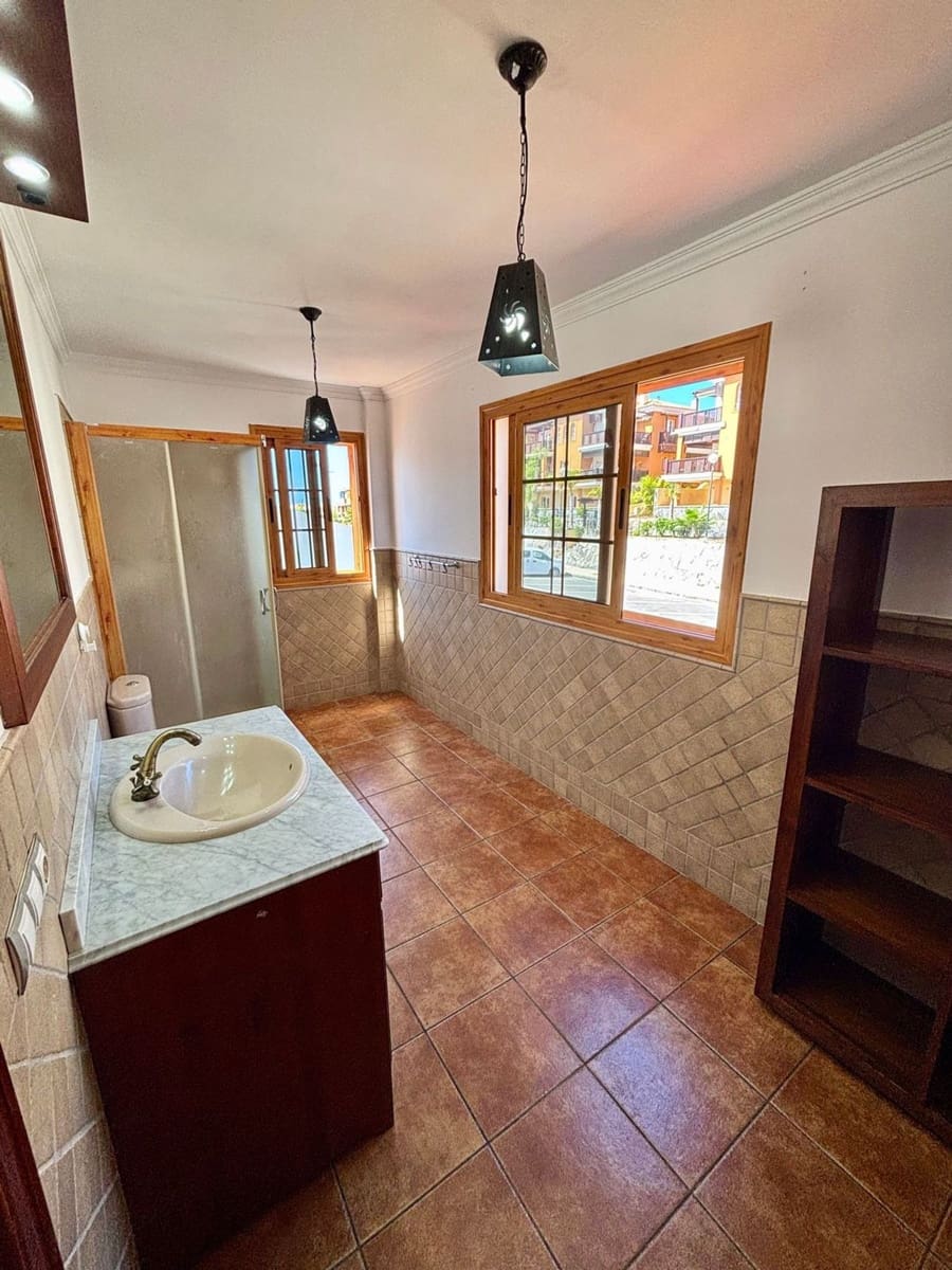 5 bedroom Villa for sale in Arguineguin with pool garage - € 1,100,000 (Ref: 10094070)