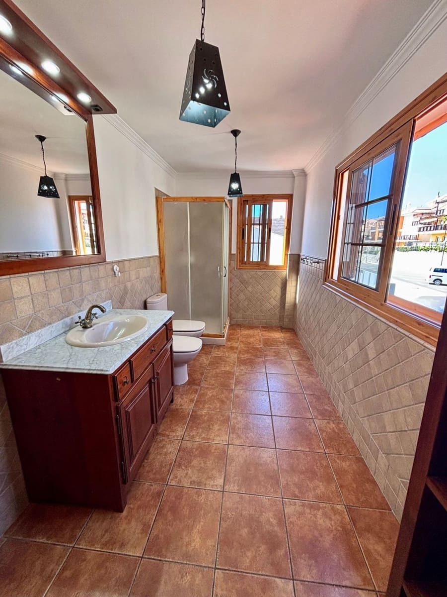 5 bedroom Villa for sale in Arguineguin with pool garage - € 1,100,000 (Ref: 10094070)