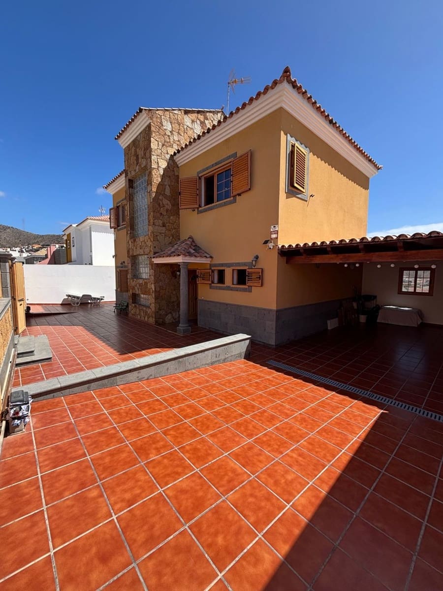 5 bedroom Villa for sale in Arguineguin with pool garage - € 1,100,000 (Ref: 10094070)