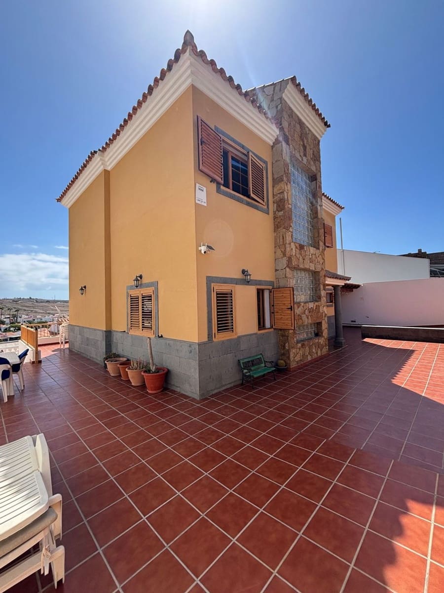 5 bedroom Villa for sale in Arguineguin with pool garage - € 1,100,000 (Ref: 10094070)