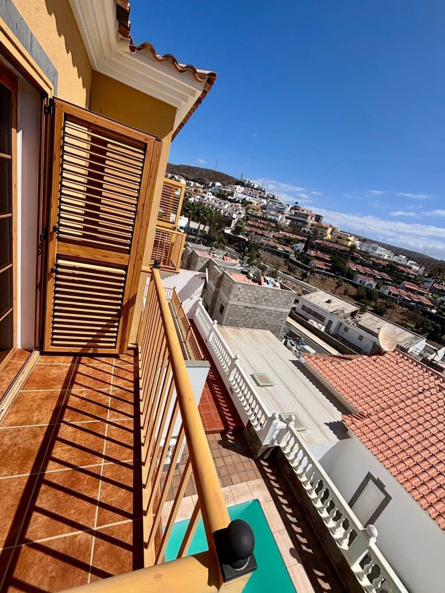 5 bedroom Villa for sale in Arguineguin with pool garage - € 1,100,000 (Ref: 10094070)