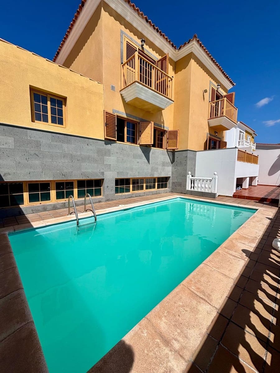 5 bedroom Villa for sale in Arguineguin with pool garage - € 1,100,000 (Ref: 10094070)