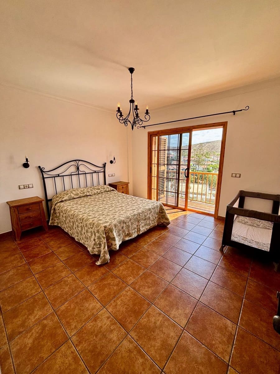 5 bedroom Villa for sale in Arguineguin with pool garage - € 1,100,000 (Ref: 10094070)