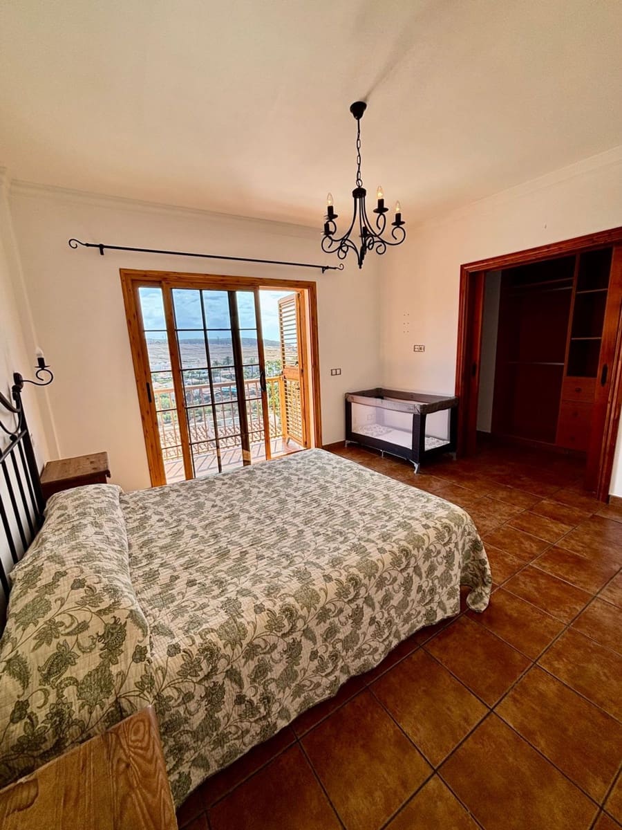 5 bedroom Villa for sale in Arguineguin with pool garage - € 1,100,000 (Ref: 10094070)