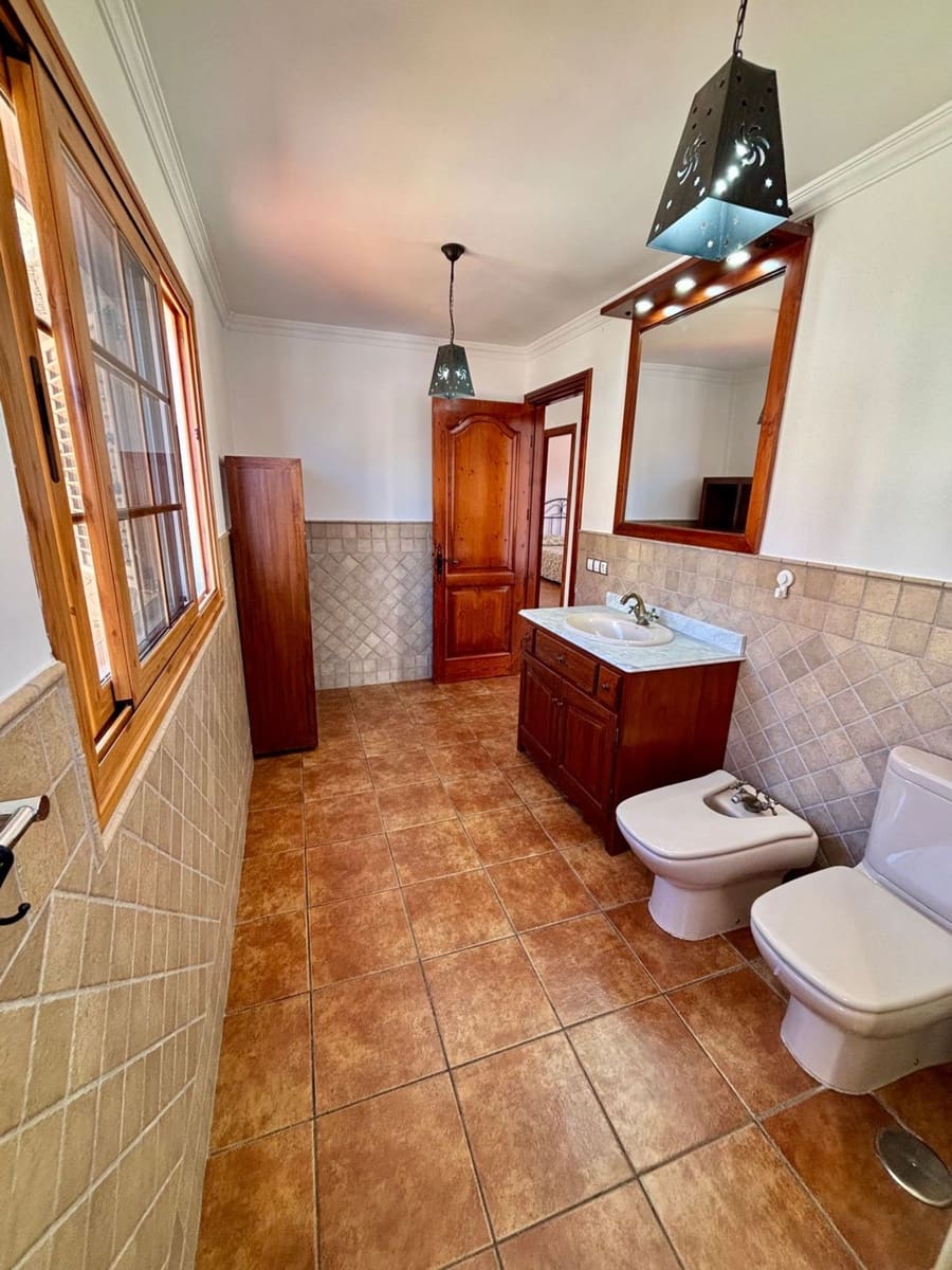5 bedroom Villa for sale in Arguineguin with pool garage - € 1,100,000 (Ref: 10094070)