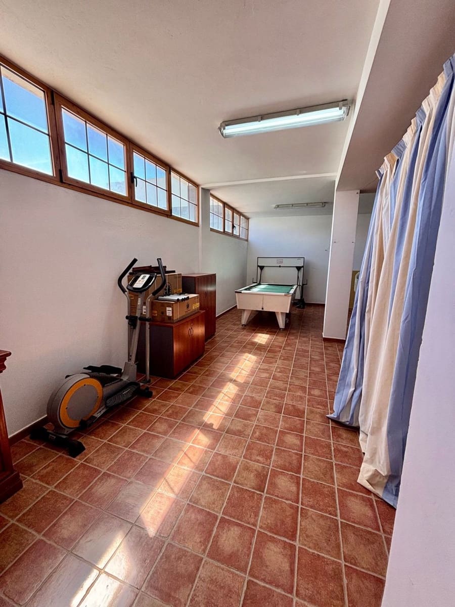 5 bedroom Villa for sale in Arguineguin with pool garage - € 1,100,000 (Ref: 10094070)