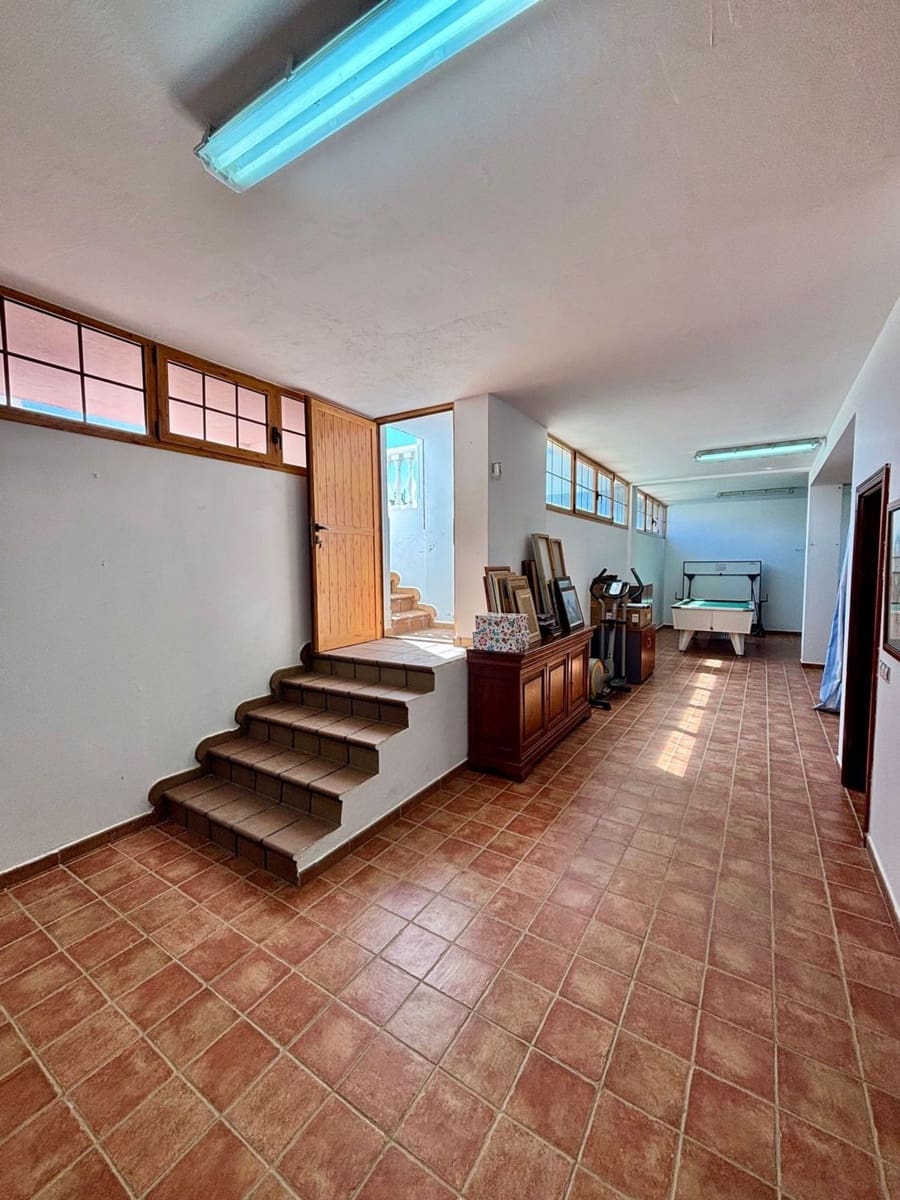 5 bedroom Villa for sale in Arguineguin with pool garage - € 1,100,000 (Ref: 10094070)