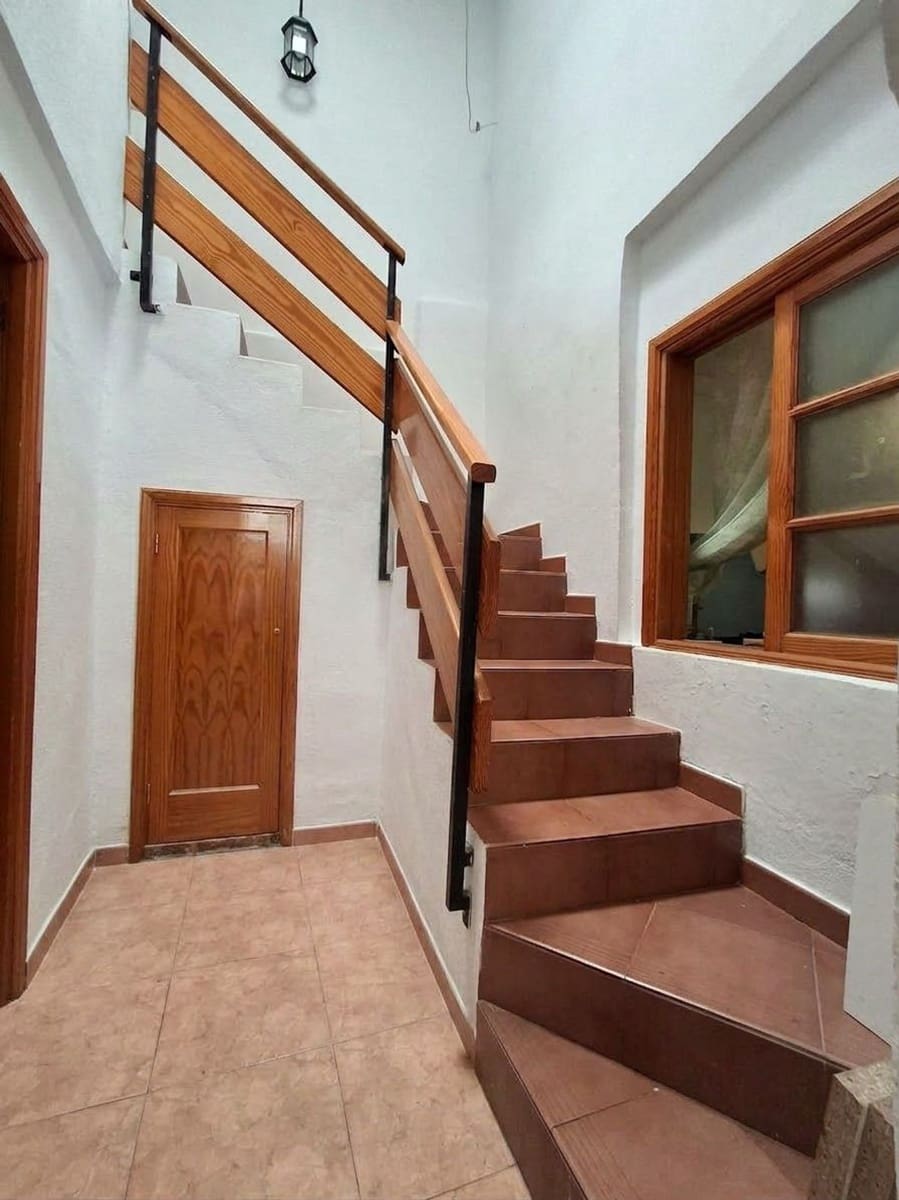 5 soveværelse Byhus til salg i Las Palmas de Gran Canaria med garage - € 275.000 (Ref: 10154377)
