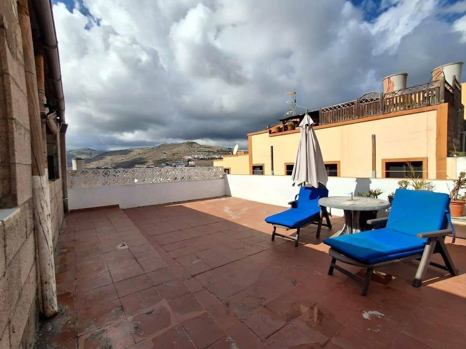 5 soveværelse Byhus til salg i Las Palmas de Gran Canaria med garage - € 275.000 (Ref: 10154377)