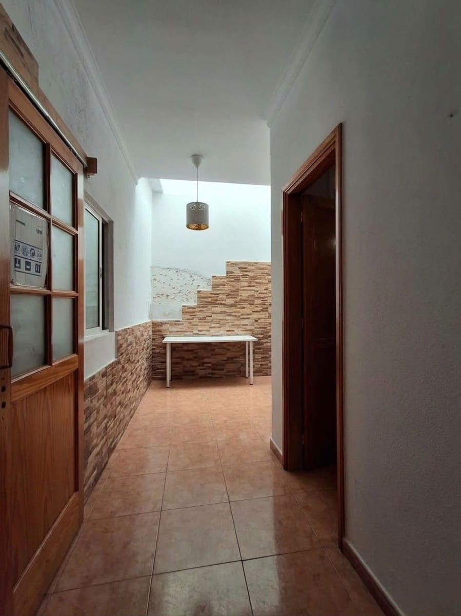 5 soveværelse Byhus til salg i Las Palmas de Gran Canaria med garage - € 275.000 (Ref: 10154377)