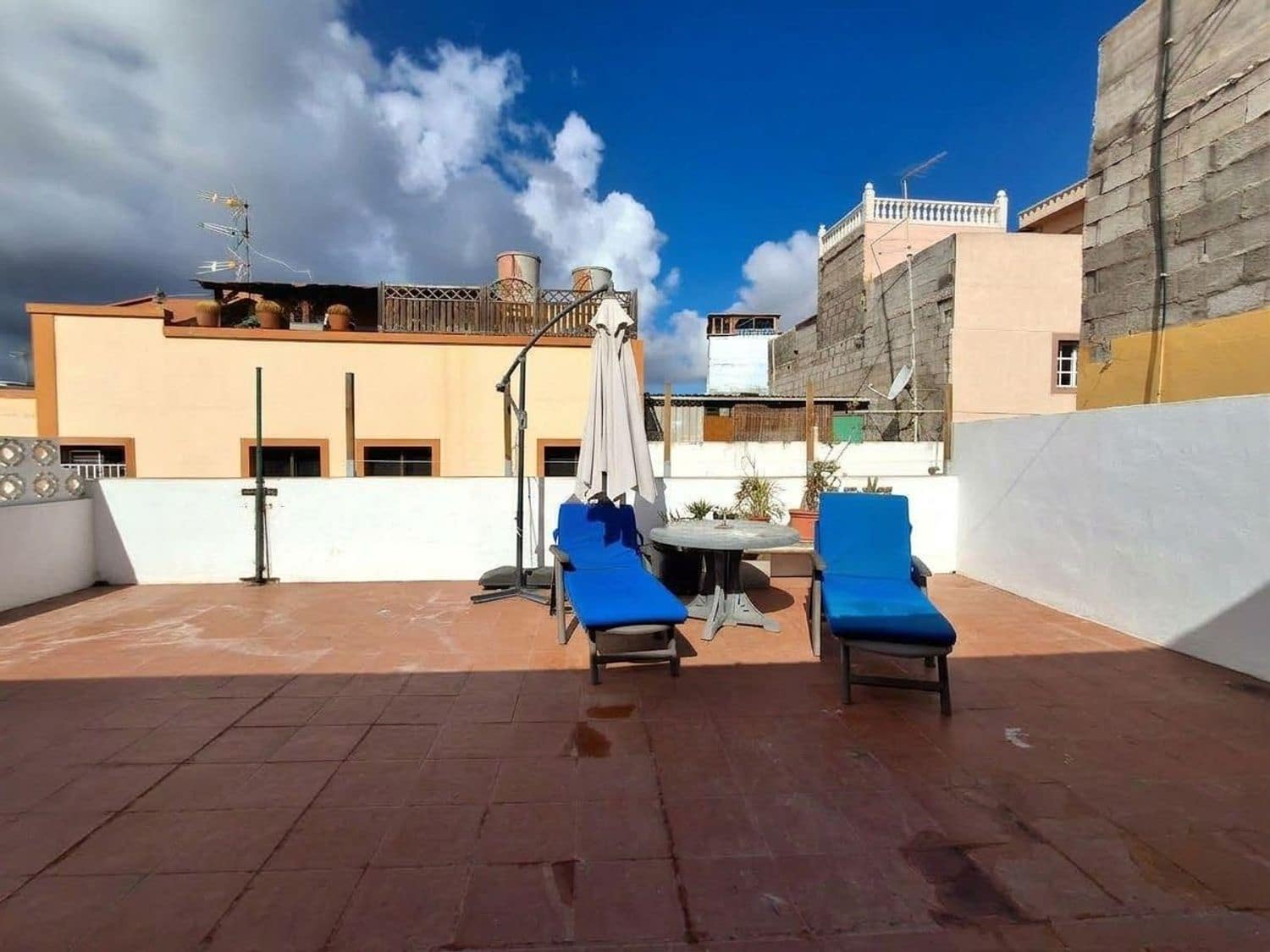 5 soveværelse Byhus til salg i Las Palmas de Gran Canaria med garage - € 275.000 (Ref: 10154377)