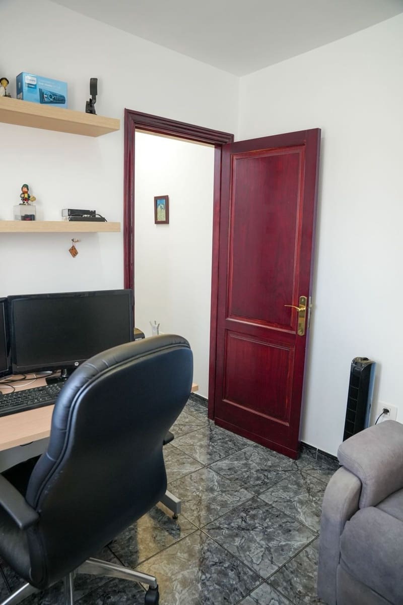 3 bedroom Apartment for sale in Santa Lucia de Tirajana with garage - € 225,000 (Ref: 10165968)