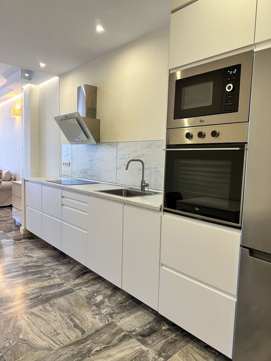 Apartment for rent in Las Palmas de Gran Canaria with garage - € 900 (Ref: 7394046)