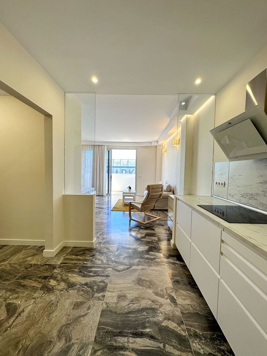 Apartment for rent in Las Palmas de Gran Canaria with garage - € 900 (Ref: 7394046)
