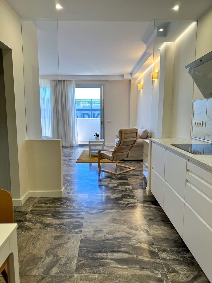 Apartment for rent in Las Palmas de Gran Canaria with garage - € 900 (Ref: 7394046)