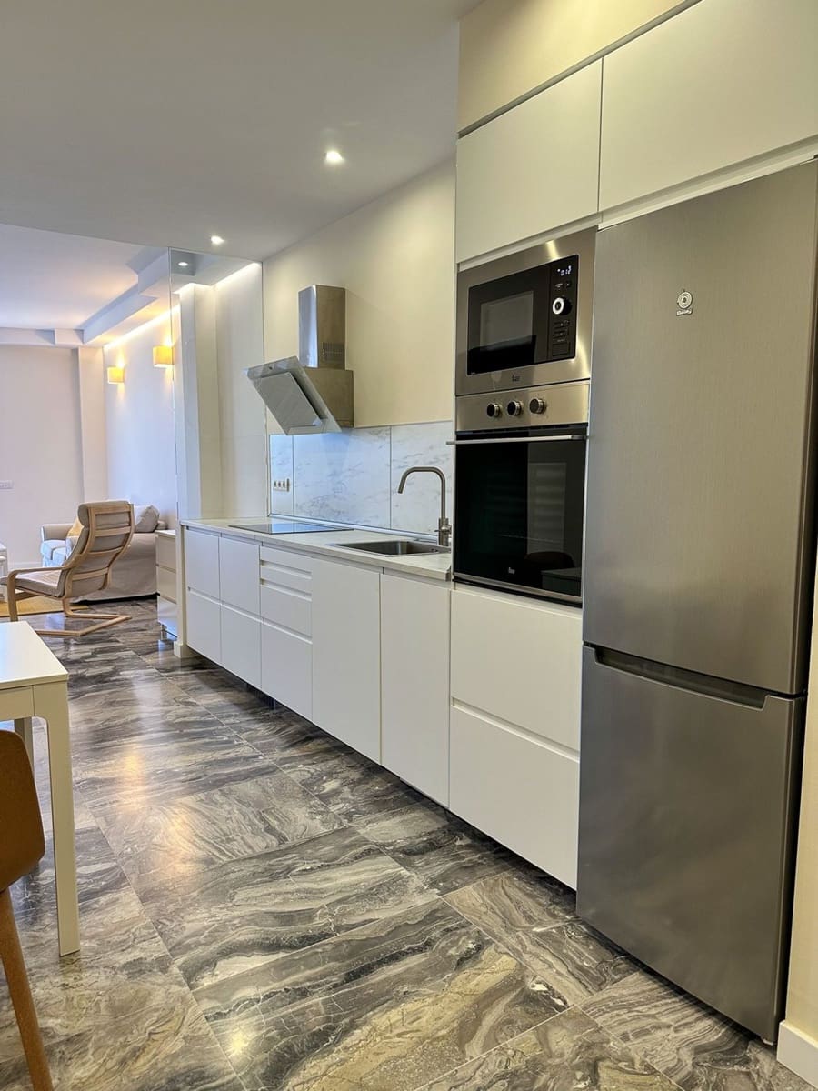 Apartment for rent in Las Palmas de Gran Canaria with garage - € 900 (Ref: 7394046)
