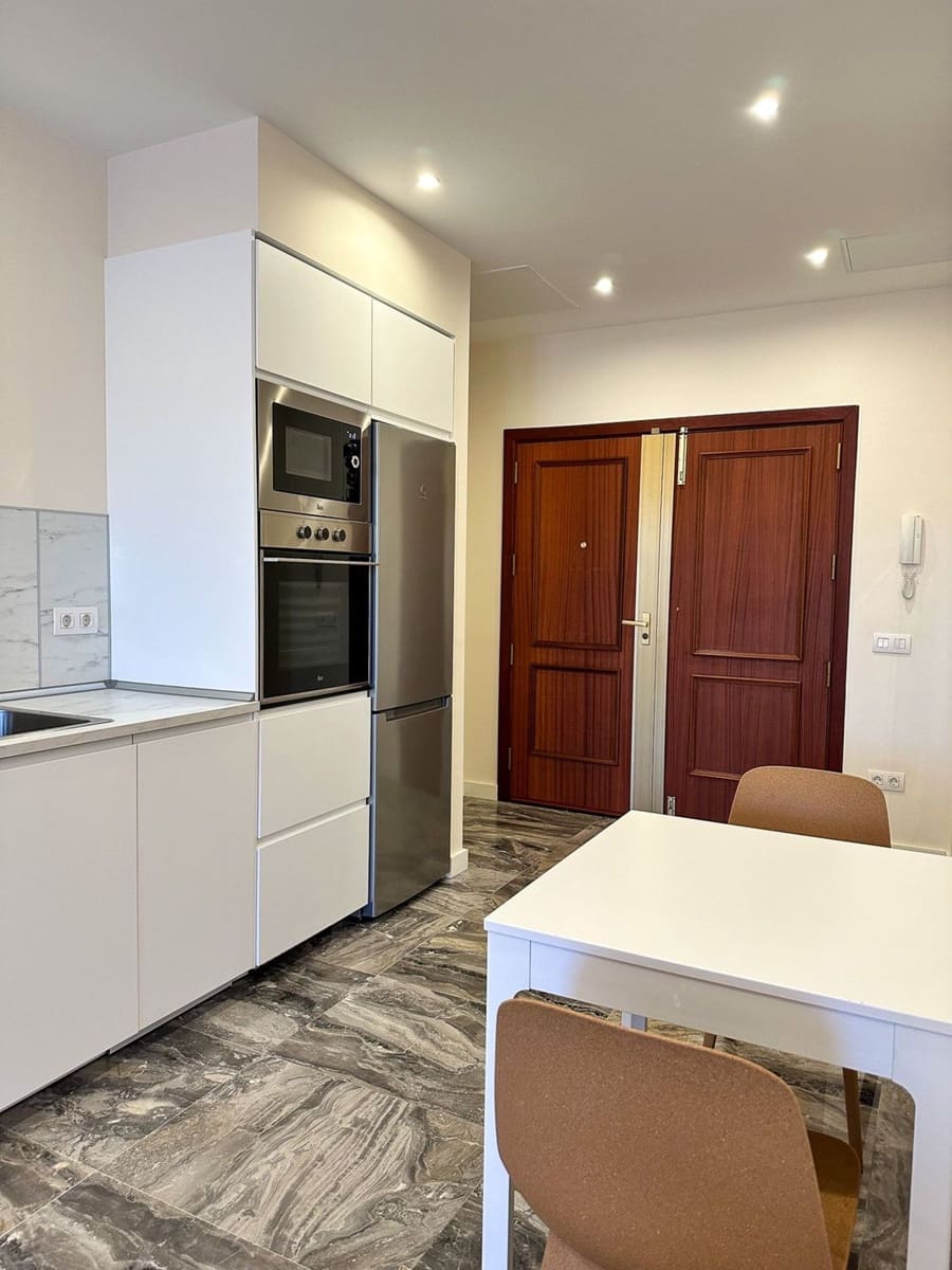 Apartment for rent in Las Palmas de Gran Canaria with garage - € 900 (Ref: 7394046)