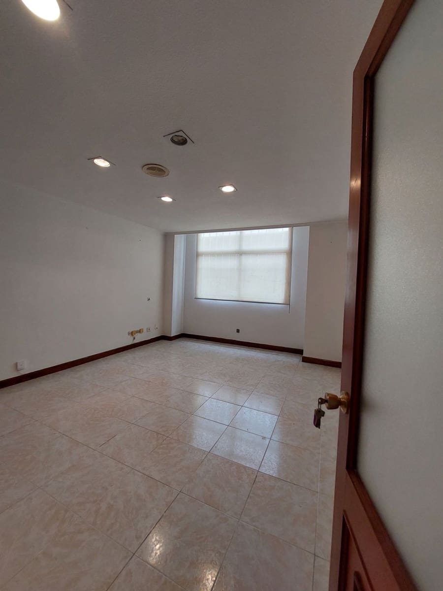 Office for rent in Las Palmas de Gran Canaria - € 225 (Ref: 7713949)