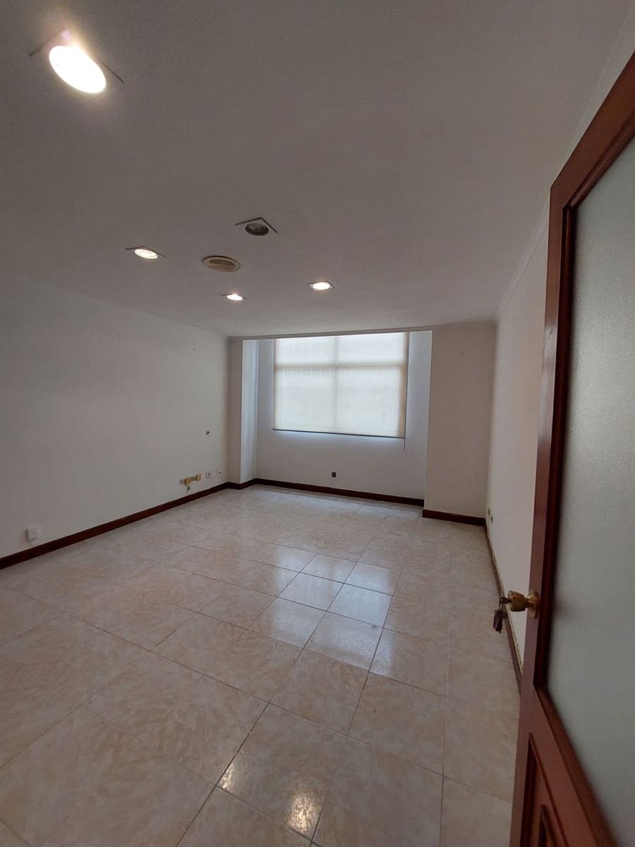 Office for rent in Las Palmas de Gran Canaria - € 225 (Ref: 7713949)