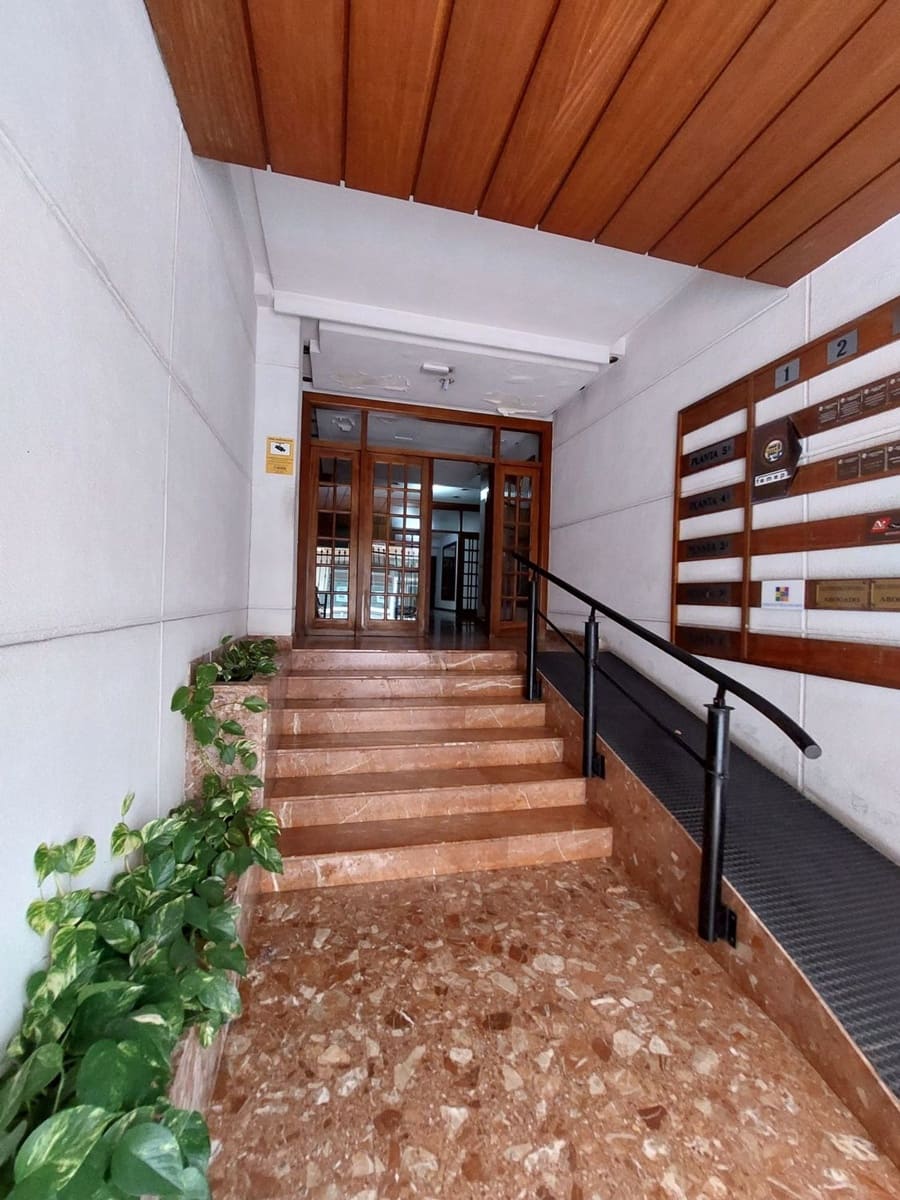 Office for rent in Las Palmas de Gran Canaria - € 225 (Ref: 7713949)