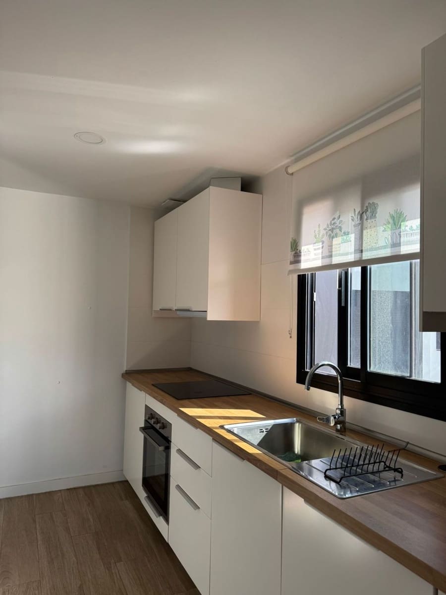 2 bedroom Apartment for rent in Las Palmas de Gran Canaria with garage - € 1,000 (Ref: 8696044)