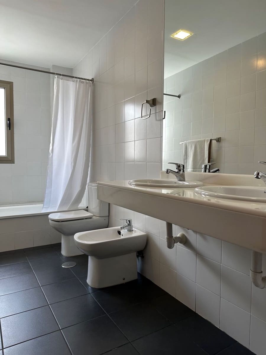 2 slaapkamer Appartement te huur in Las Palmas de Gran Canaria met garage - € 1.300 (Ref: 9064914)